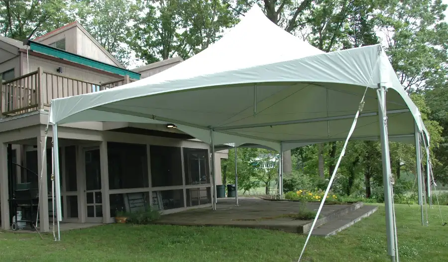 how many tables fit in a 20x40 tent